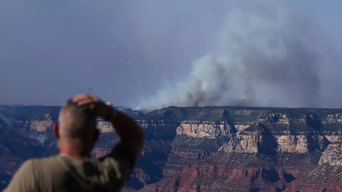Die Flammen zeigen den Angaben zufolge «extremes Brandverhalten». - Bild: Jon Gambrell/AP/dpa