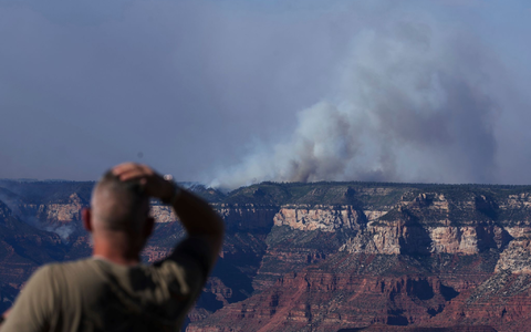 Die Flammen zeigen den Angaben zufolge «extremes Brandverhalten». - Foto: Jon Gambrell/AP/dpa