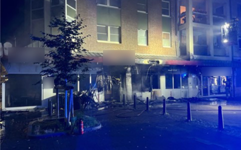 POL-DU: Neumühl: Brand eines Mehrfamilienhaus mit Geschäft - Zeugensuche - Foto: presseportal.de