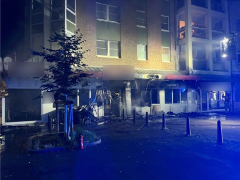 POL-DU: Neumühl: Brand eines Mehrfamilienhaus mit Geschäft - Zeugensuche - Foto: presseportal.de