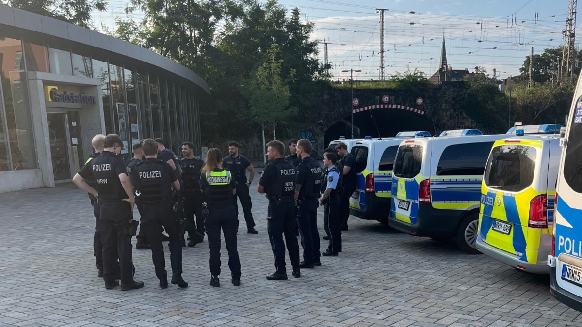 POL-MG: Gemeinsame Pressemeldung von Polizei und Stadt Mönchengladbach sowie der Bundespolizei zum Schwerpunkteinsatz - Foto: presseportal.de