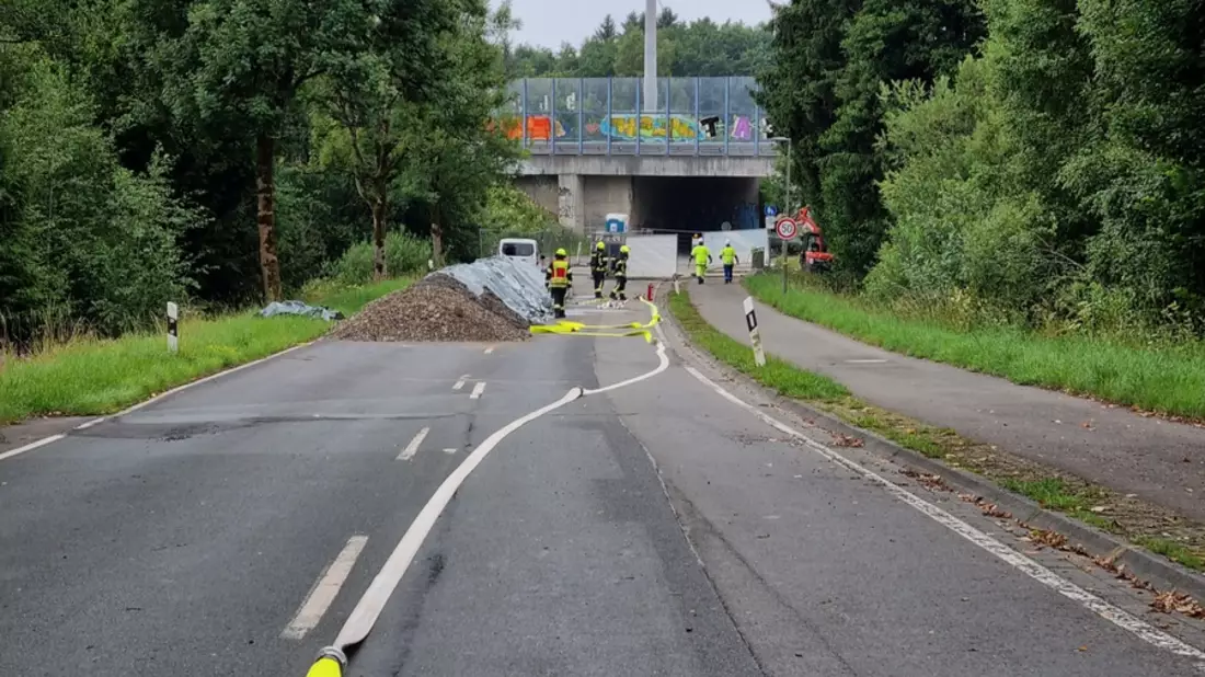 FW Wenden: Gasleitung bei Baggerarbeiten beschädigt - Bild: presseportal.de