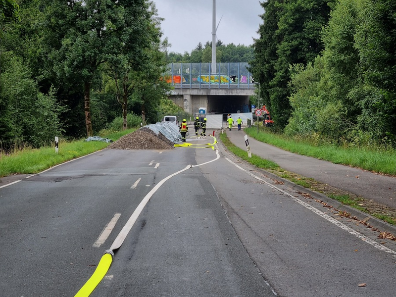FW Wenden: Gasleitung bei Baggerarbeiten beschädigt - Foto: presseportal.de