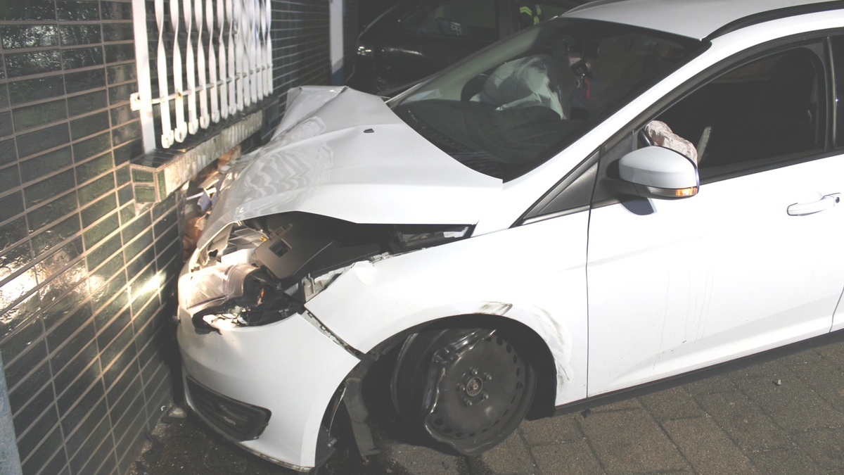 POL-MI: Autofahrer fährt gegen Hauswand und flüchtet zu Fuß - Foto: presseportal.de
