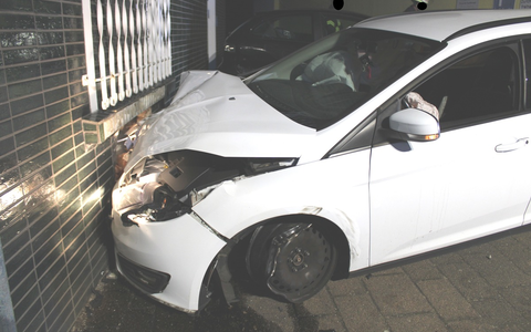 POL-MI: Autofahrer fährt gegen Hauswand und flüchtet zu Fuß - Foto: presseportal.de