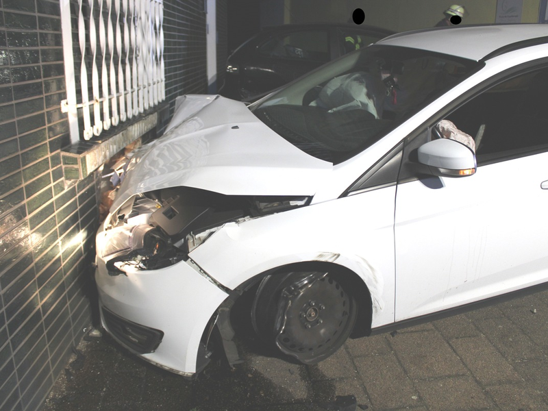 POL-MI: Autofahrer fährt gegen Hauswand und flüchtet zu Fuß - Foto: presseportal.de