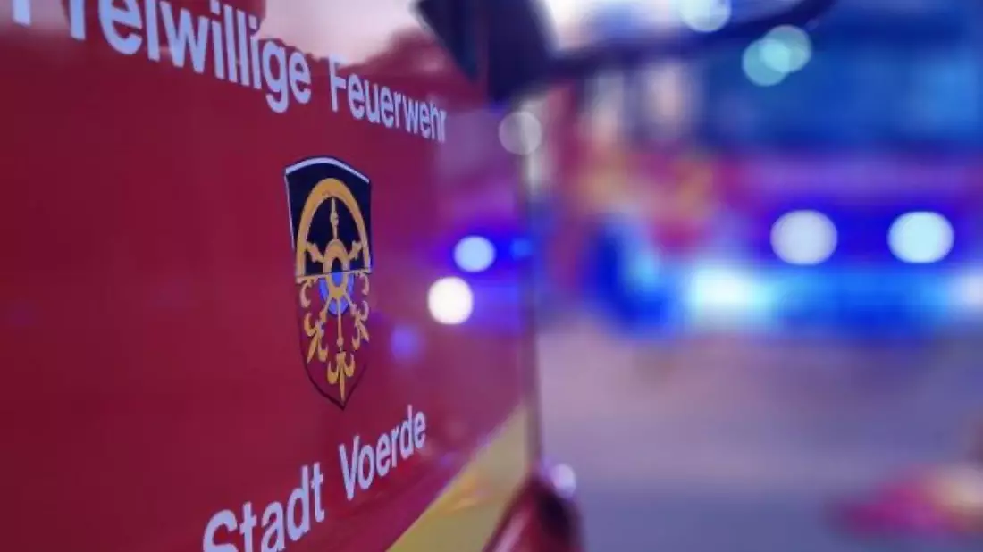 FW Voerde: Brand in rund 60 Metern Höhe auf ehemaligem Kraftwerk Gelände - Bild: presseportal.de