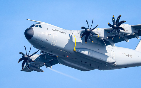 Zwei Airbus A400M der Luftwaffe sind auf dem Weg nach Jordanien, um anschließend Hilfsgüter über dem Gazastreifen abzuwerfen - Foto: Sina Schuldt/dpa Zwei Airbus A400M der Luftwaffe sind auf dem Weg nach Jordanien, um anschließend Hilfsgüter über dem Gazastreifen abzuwerfen - Foto: Sina Schuldt/dpa