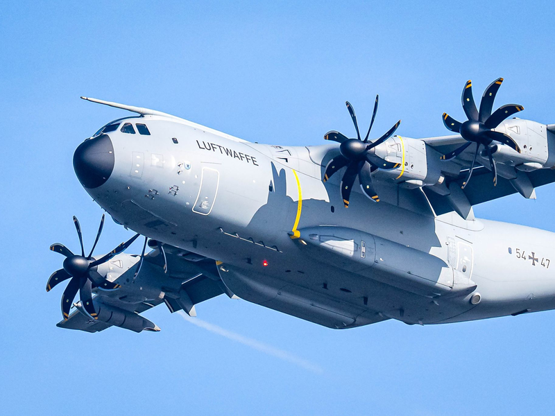 Zwei Airbus A400M der Luftwaffe sind auf dem Weg nach Jordanien, um anschließend Hilfsgüter über dem Gazastreifen abzuwerfen - Foto: Sina Schuldt/dpa