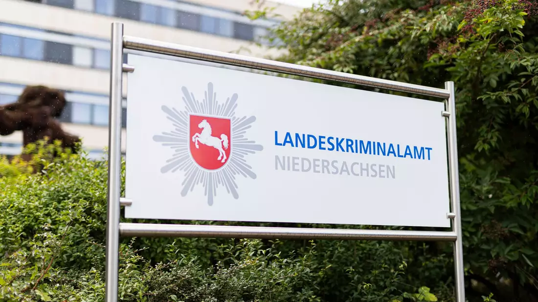 Frank Puschin, Leiter Ermittlungen Cybercrime beim Landeskriminalamt (LKA) Niedersachsen, berichtet über den Stand der Ermittlungen.  - Bild: Michael Matthey/dpa