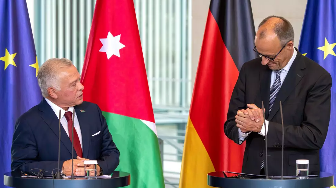 Die Bundeswehr hat nach Angaben von Kanzler Friedrich Merz zwei Transportflugzeuge nach Jordanien geschickt, die dann Hilfsgüter über dem Gazastreifen abwerfen sollen - Bild: Soeren Stache/dpa