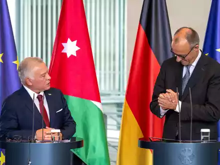 Die Bundeswehr hat nach Angaben von Kanzler Friedrich Merz zwei Transportflugzeuge nach Jordanien geschickt, die dann Hilfsgüter über dem Gazastreifen abwerfen sollen - Foto: Soeren Stache/dpa