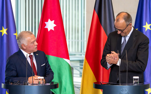 Die Bundeswehr hat nach Angaben von Kanzler Friedrich Merz zwei Transportflugzeuge nach Jordanien geschickt, die dann Hilfsgüter über dem Gazastreifen abwerfen sollen - Foto: Soeren Stache/dpa Die Bundeswehr hat nach Angaben von Kanzler Friedrich Merz zwei Transportflugzeuge nach Jordanien geschickt, die dann Hilfsgüter über dem Gazastreifen abwerfen sollen - Foto: Soeren Stache/dpa