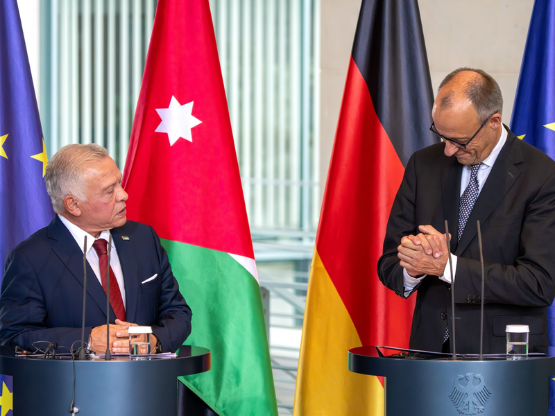 Die Bundeswehr hat nach Angaben von Kanzler Friedrich Merz zwei Transportflugzeuge nach Jordanien geschickt, die dann Hilfsgüter über dem Gazastreifen abwerfen sollen - Foto: Soeren Stache/dpa