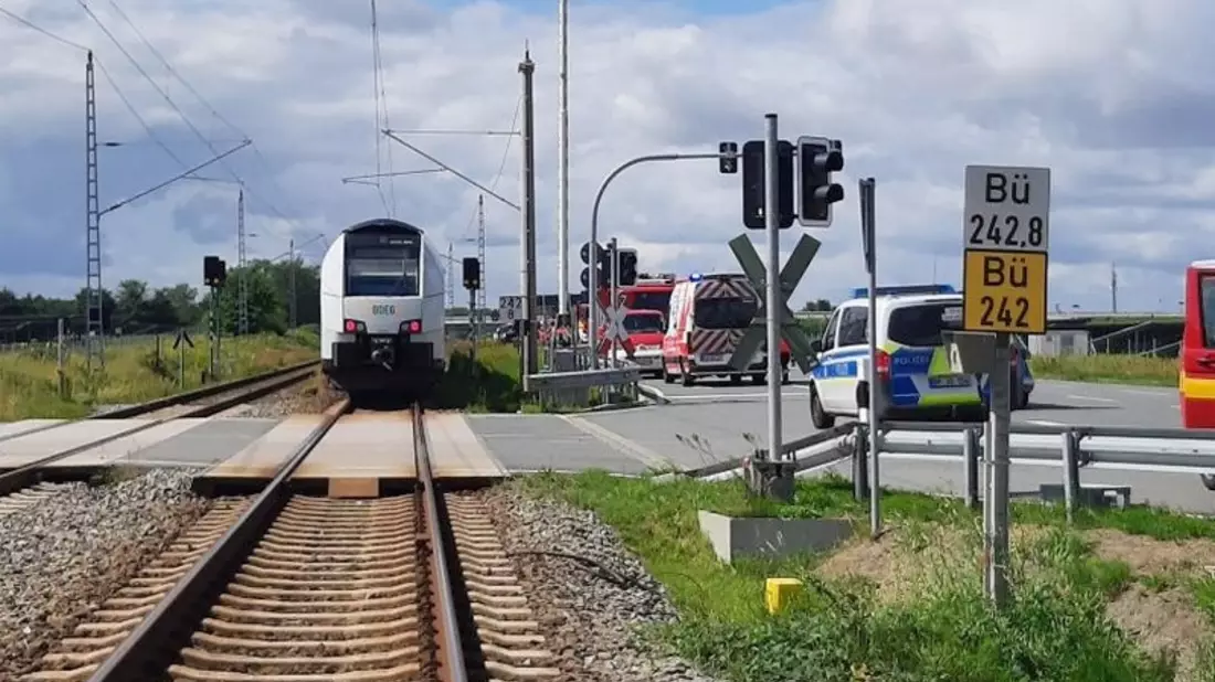 BPOL-HST: Bahnbetriebsunfall auf Rügen am Bahnübergang Zirkower Hof - Bild: presseportal.de