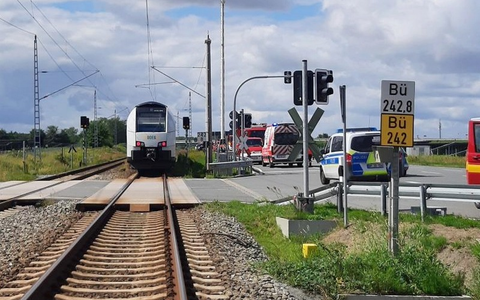 BPOL-HST: Bahnbetriebsunfall auf Rügen am Bahnübergang Zirkower Hof - Foto: presseportal.de