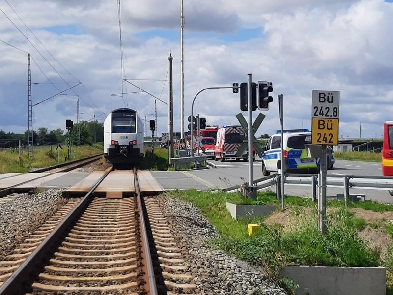 BPOL-HST: Bahnbetriebsunfall auf Rügen am Bahnübergang Zirkower Hof - Foto: presseportal.de