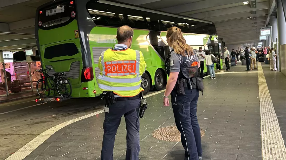 HZA-S: Gemeinsame Kontrollen von Zoll und Polizei am Busterminal des Flughafens Stuttgart - Bild: presseportal.de