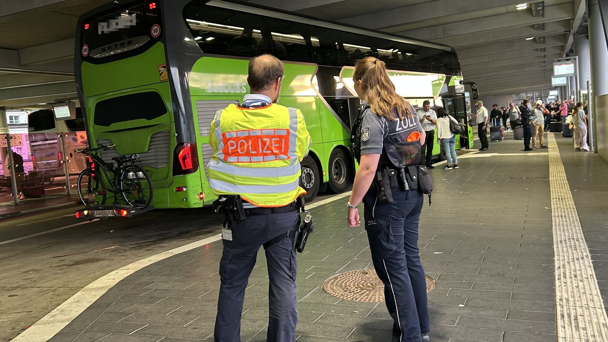 HZA-S: Gemeinsame Kontrollen von Zoll und Polizei am Busterminal des Flughafens Stuttgart - Foto: presseportal.de
