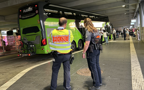 HZA-S: Gemeinsame Kontrollen von Zoll und Polizei am Busterminal des Flughafens Stuttgart - Foto: presseportal.de