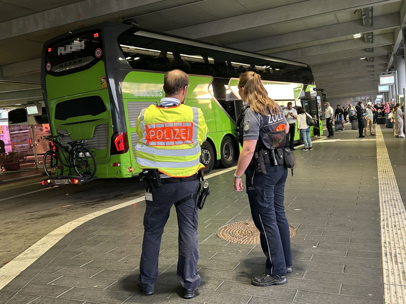 HZA-S: Gemeinsame Kontrollen von Zoll und Polizei am Busterminal des Flughafens Stuttgart - Foto: presseportal.de