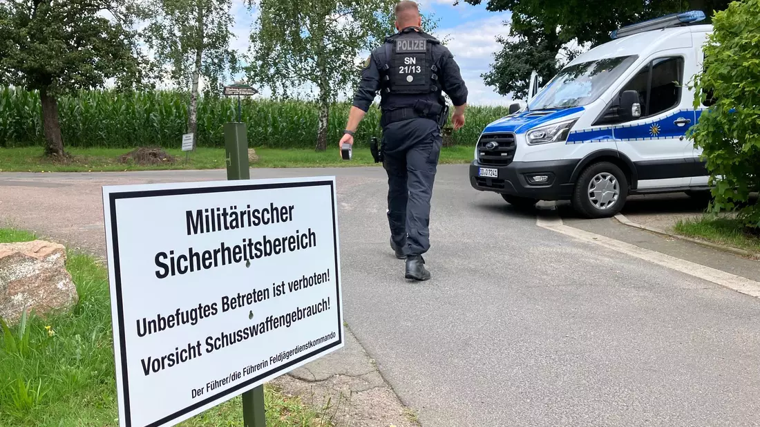 Die Feuerwehr ist schnell mit vielen Kräften vor Ort. - Bild: Birgit Zimmermann/dpa-Zentralbild/dpa
