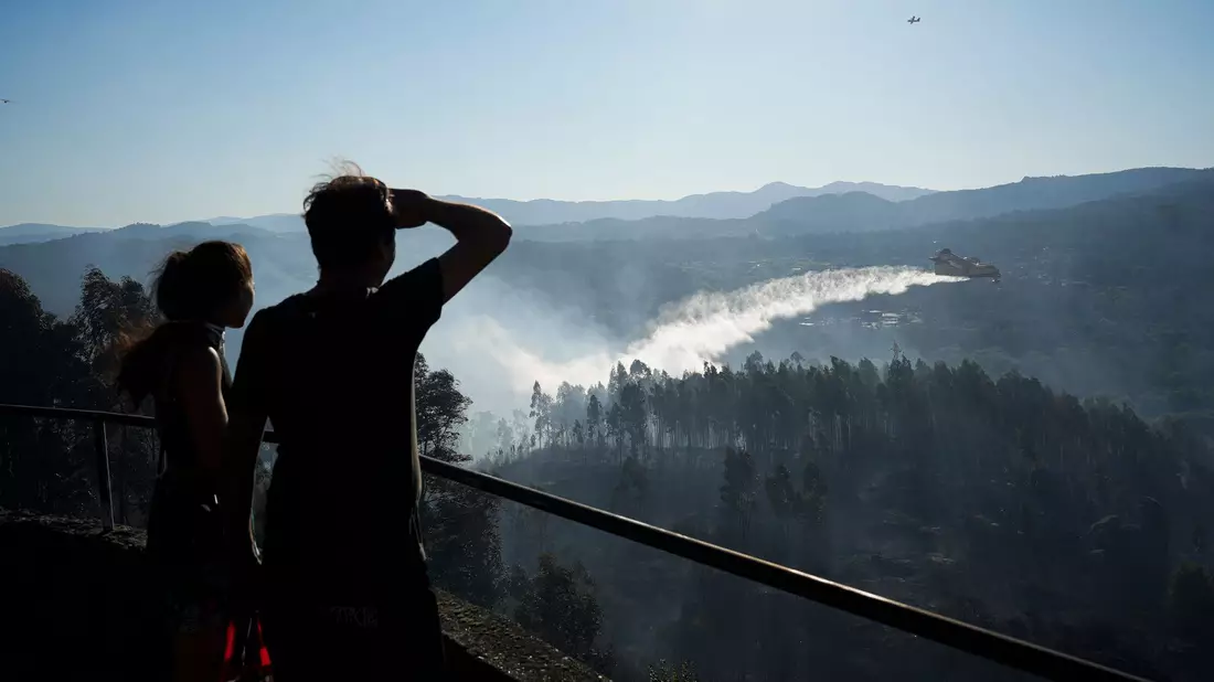 Bei einem Waldbrand westlich von Madrid waren Löschflugzeuge und -hubschrauber wie hier bei einem Feuer Ende Juli im Norden Spaniens im Einsatz. (Archivbild) - Bild: Adrián Irago/EUROPA PRESS/dpa