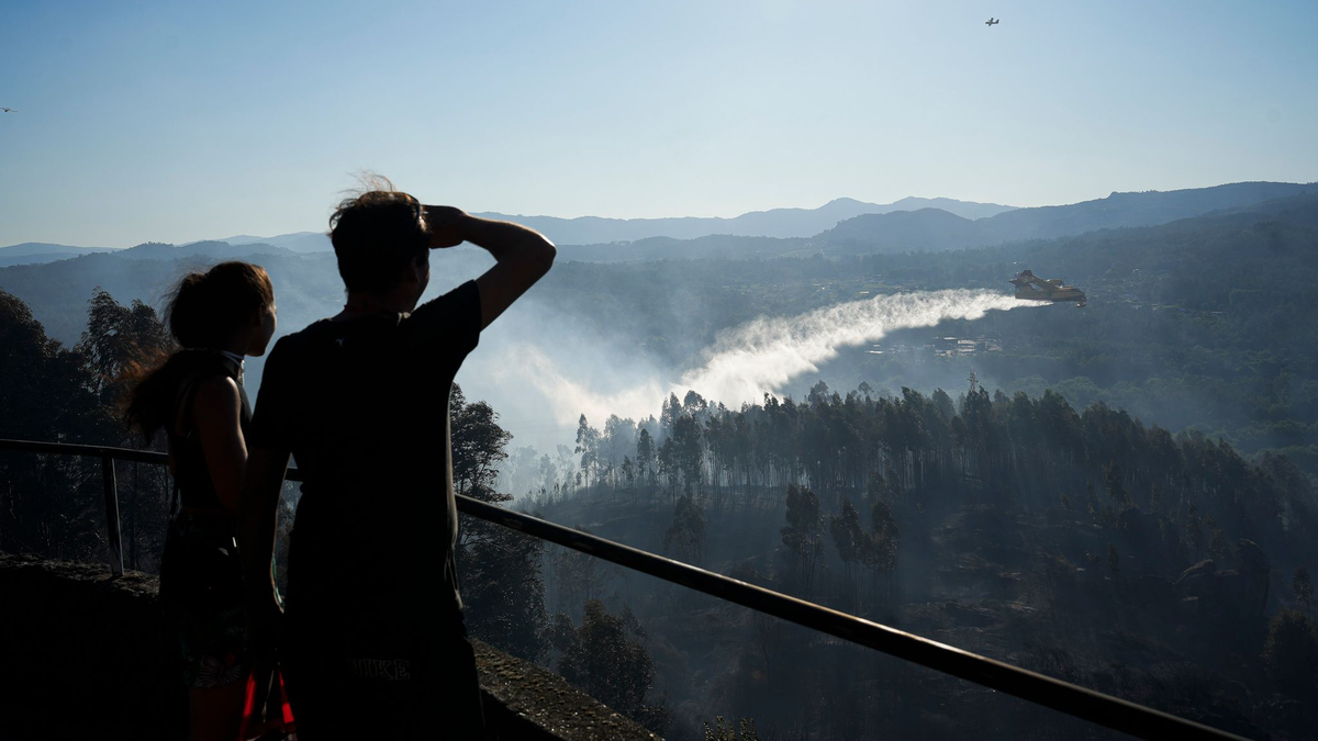 Bei einem Waldbrand westlich von Madrid waren Löschflugzeuge und -hubschrauber wie hier bei einem Feuer Ende Juli im Norden Spaniens im Einsatz. (Archivbild) - Foto: Adrián Irago/EUROPA PRESS/dpa