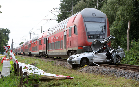 Ein Junge und ein Mann in dem Auto starben.  - Foto: Christian Butt/dpa