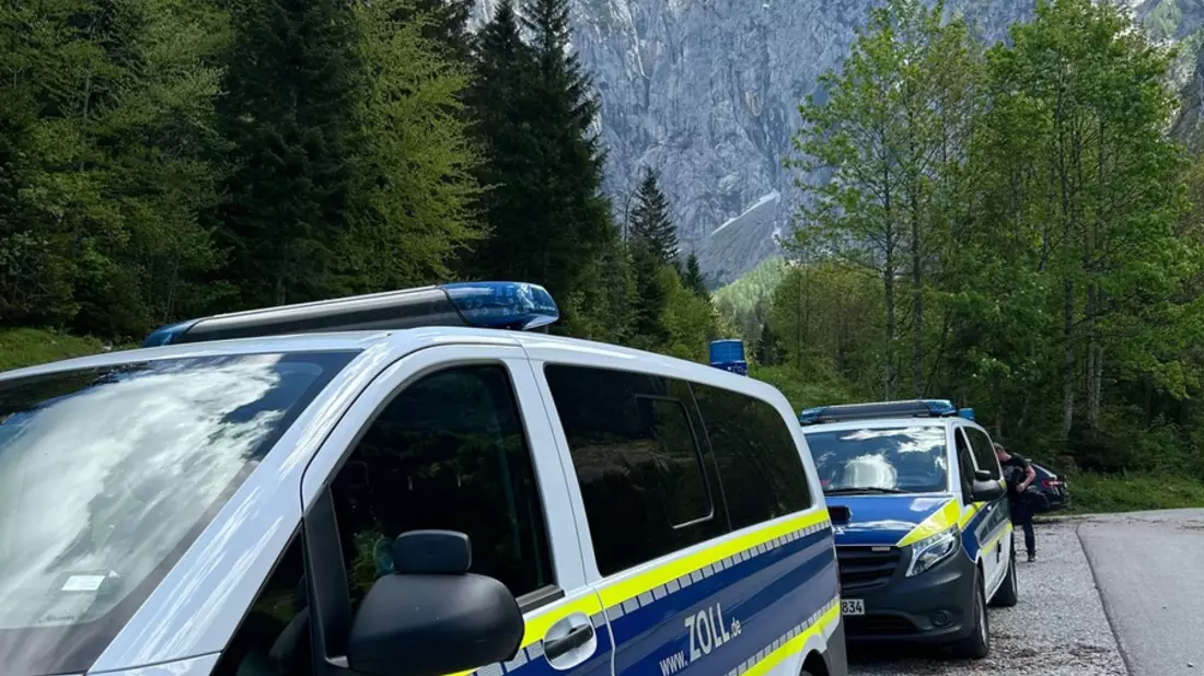HZA-RO: ZOLL nimmt Tourismus- und Freizeitbranche unter die Lupe / Prüfung gegen Schwarzarbeit und illegale Beschäftigung bei Freizeiteinrichtungen in der Region vom Königssee bis zur Zugspitze - Bild: presseportal.de