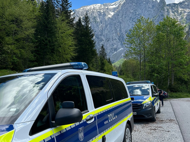 HZA-RO: ZOLL nimmt Tourismus- und Freizeitbranche unter die Lupe / Prüfung gegen Schwarzarbeit und illegale Beschäftigung bei Freizeiteinrichtungen in der Region vom Königssee bis zur Zugspitze - Foto: presseportal.de