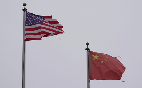 Die USA und China haben sich bisher nicht auf eine Verlängerung der Zollpause verständigt. (Illustration) - Foto: Jeff Chiu/AP/dpa