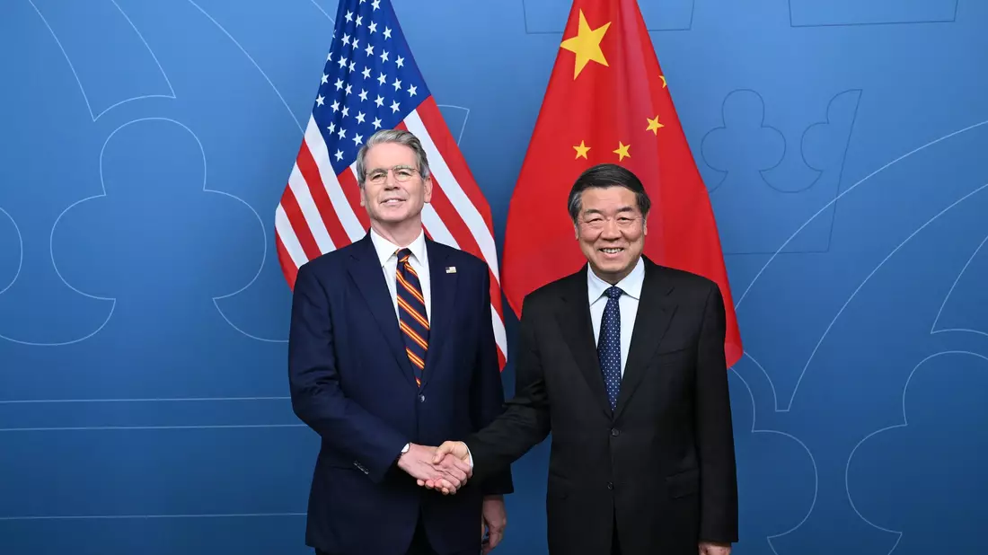 US-Finanzminister Scott Bessent (links) und Chinas Vize-Ministerpräsident He Lifeng trafen sich im Juli zu den Handelsgesprächen in Stockholm. - Bild: Dai Tianfang/XinHua/dpa