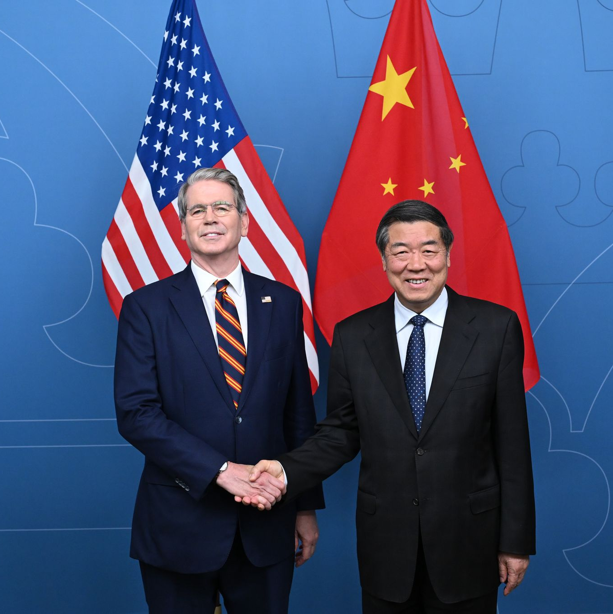 US-Finanzminister Scott Bessent (l) und Chinas Vize-Ministerpräsident He Lifeng trafen sich zu den Handelsgesprächen in Stockholm. - Foto: Dai Tianfang/XinHua/dpa