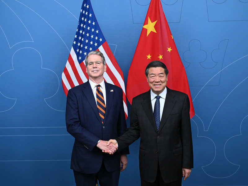 US-Finanzminister Scott Bessent (links) und Chinas Vize-Ministerpräsident He Lifeng trafen sich im Juli zu den Handelsgesprächen in Stockholm. - Foto: Dai Tianfang/XinHua/dpa