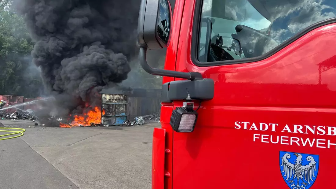 FW-AR: Brand in Recyclingbetrieb - Starke Rauchentwicklung, ein Mitarbeiter verletzt - Bild: presseportal.de
