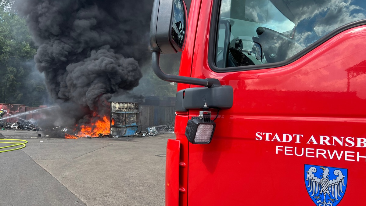 FW-AR: Brand in Recyclingbetrieb - Starke Rauchentwicklung, ein Mitarbeiter verletzt - Foto: presseportal.de