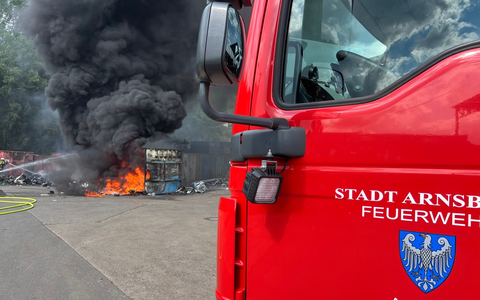 FW-AR: Brand in Recyclingbetrieb - Starke Rauchentwicklung, ein Mitarbeiter verletzt - Foto: presseportal.de