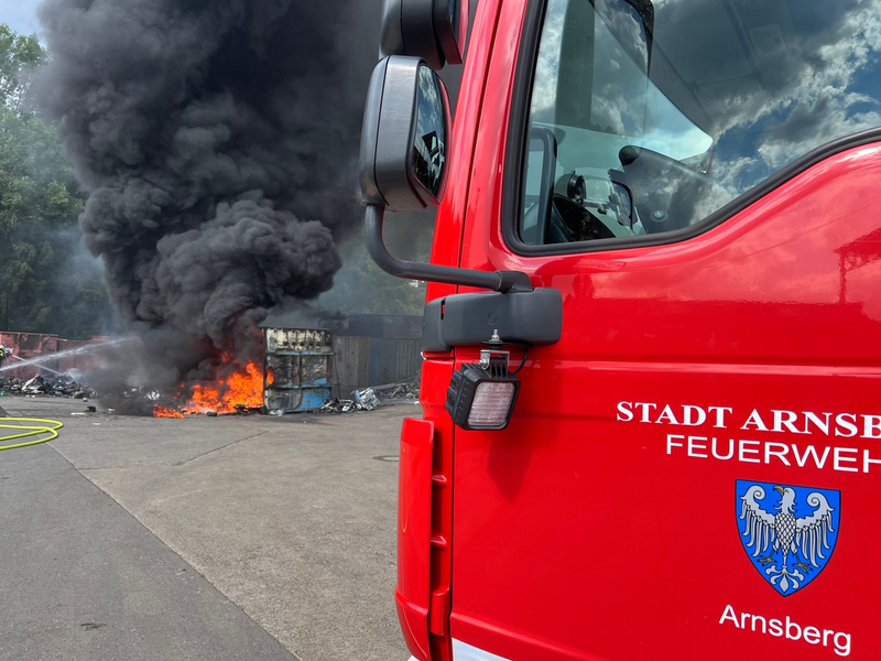 FW-AR: Brand in Recyclingbetrieb - Starke Rauchentwicklung, ein Mitarbeiter verletzt - Foto: presseportal.de