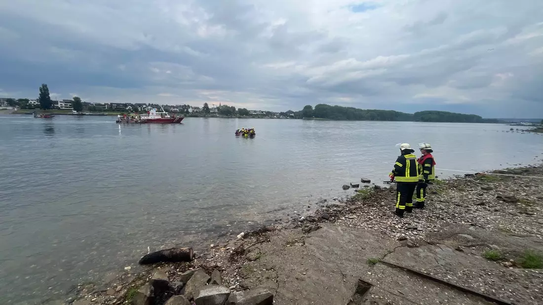 FW-BN: PKW ins Wasser gefahren und im Rheinstrom abgetrieben - umfangreicher Einsatz von Feuerwehr und Rettungsdienst aus Bonn und dem Rhein-Sieg-Kreis - Bild: presseportal.de