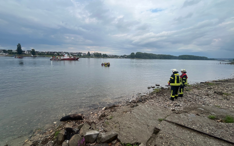 FW-BN: PKW ins Wasser gefahren und im Rheinstrom abgetrieben - umfangreicher Einsatz von Feuerwehr und Rettungsdienst aus Bonn und dem Rhein-Sieg-Kreis - Foto: presseportal.de