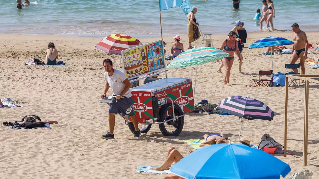 In Badeklamotten sollen Strandgäste in Les Sables-d'Olonne nicht mehr durch Straßen und Geschäfte laufen. (Archivbild) - Bild: Nicolas Mollo/AP/dpa