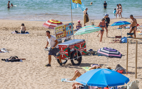 In Badeklamotten sollen Strandgäste in Les Sables-d'Olonne nicht mehr durch Straßen und Geschäfte laufen. (Archivbild) - Foto: Nicolas Mollo/AP/dpa