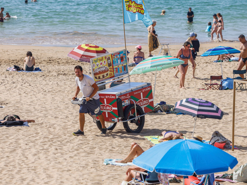 In Badeklamotten sollen Strandgäste in Les Sables-d'Olonne nicht mehr durch Straßen und Geschäfte laufen. (Archivbild) - Foto: Nicolas Mollo/AP/dpa