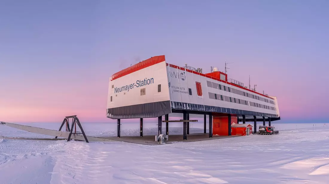 Helene und Thomas Hoffmann hatten bei ihrem Aufenthalt in der Neumayer-Station III in der Antarktis die Idee, einzelne Schneeflocken zu konservieren. - Bild: Michael Trautmann/Alfred-Wegener-Institut/dpa
