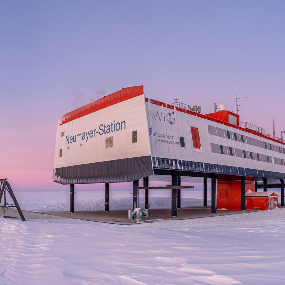 Helene und Thomas Hoffmann hatten bei ihrem Aufenthalt in der Neumayer-Station III in der Antarktis die Idee, einzelne Schneeflocken zu konservieren. - Foto: Michael Trautmann/Alfred-Wegener-Institut/dpa