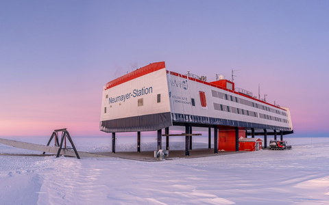 Helene und Thomas Hoffmann hatten bei ihrem Aufenthalt in der Neumayer-Station III in der Antarktis die Idee, einzelne Schneeflocken zu konservieren. - Foto: Michael Trautmann/Alfred-Wegener-Institut/dpa
