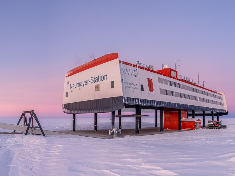 Helene und Thomas Hoffmann hatten bei ihrem Aufenthalt in der Neumayer-Station III in der Antarktis die Idee, einzelne Schneeflocken zu konservieren. - Foto: Michael Trautmann/Alfred-Wegener-Institut/dpa