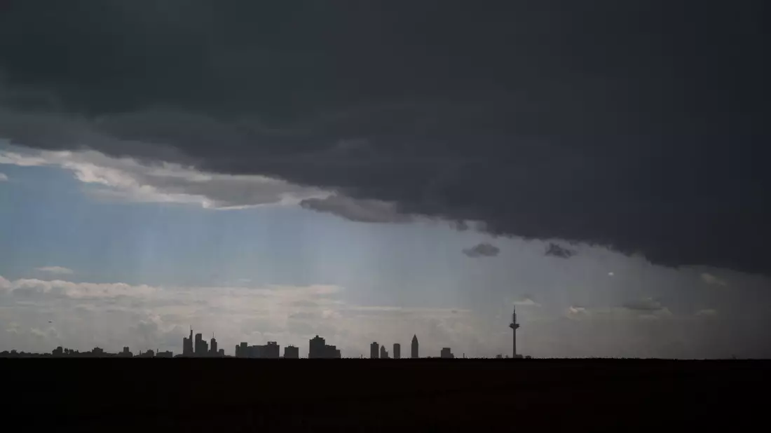 Regen, Regen, Regen: Der Juli in Deutschland war insgesamt zu nass. (Symbolfoto)  - Bild: Arne Dedert/dpa