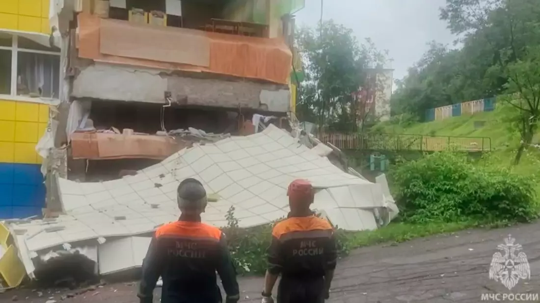 Auch ein Kindergarten-Gebäude wurde schwer beschädigt. - Bild: Uncredited/Russian Emergency Ministry Press Service/AP/dpa